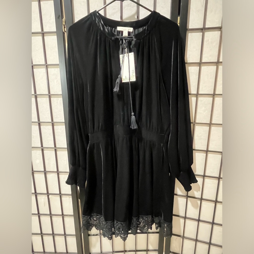 CHELSEA & VIOLET Black Velvet Long Sleeve MINI Dress with Lace Hem WOMEN SIZE XL